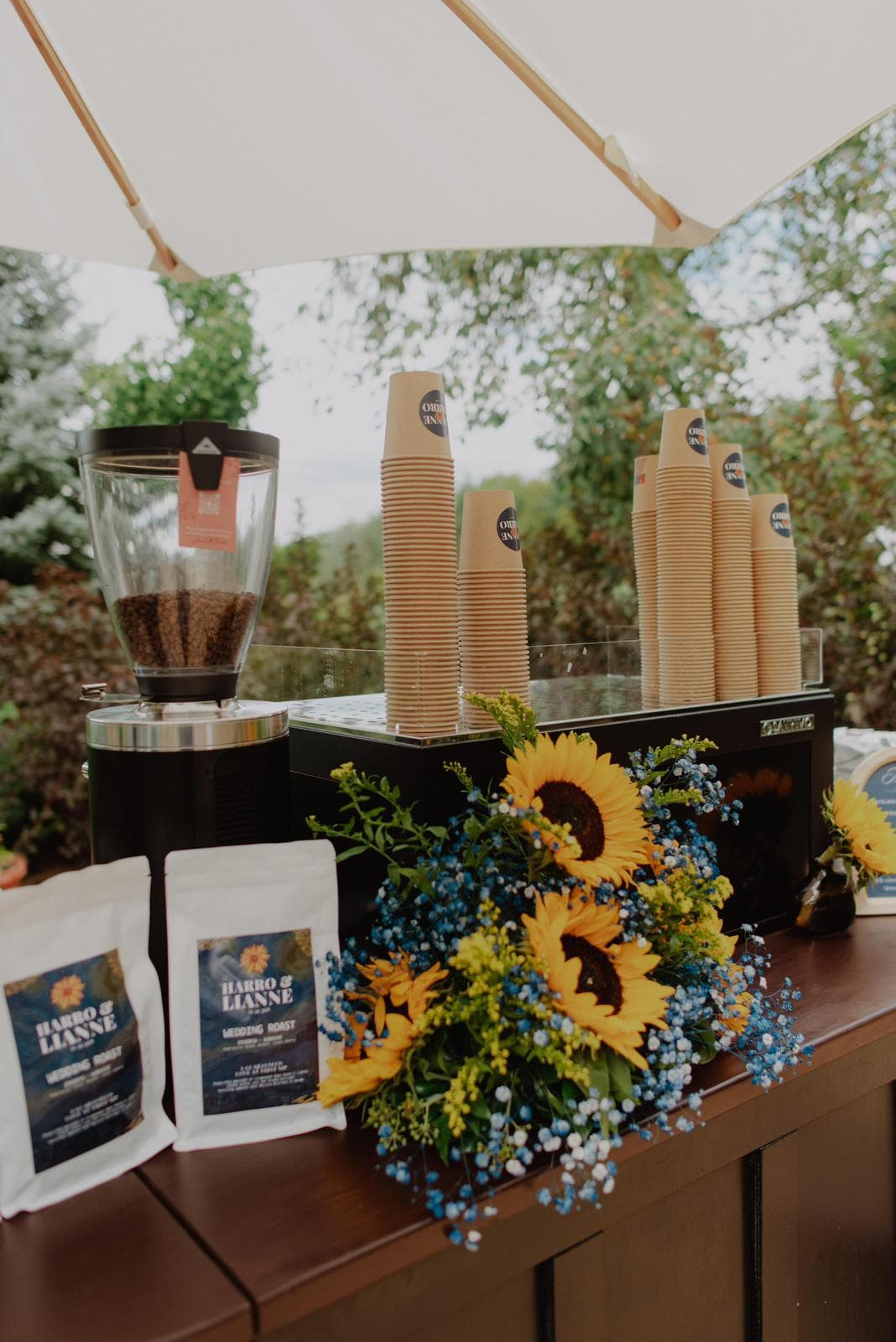 Koffiebar met zonnebloemen