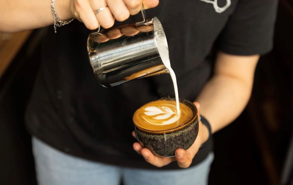 Lianne maakt latte art