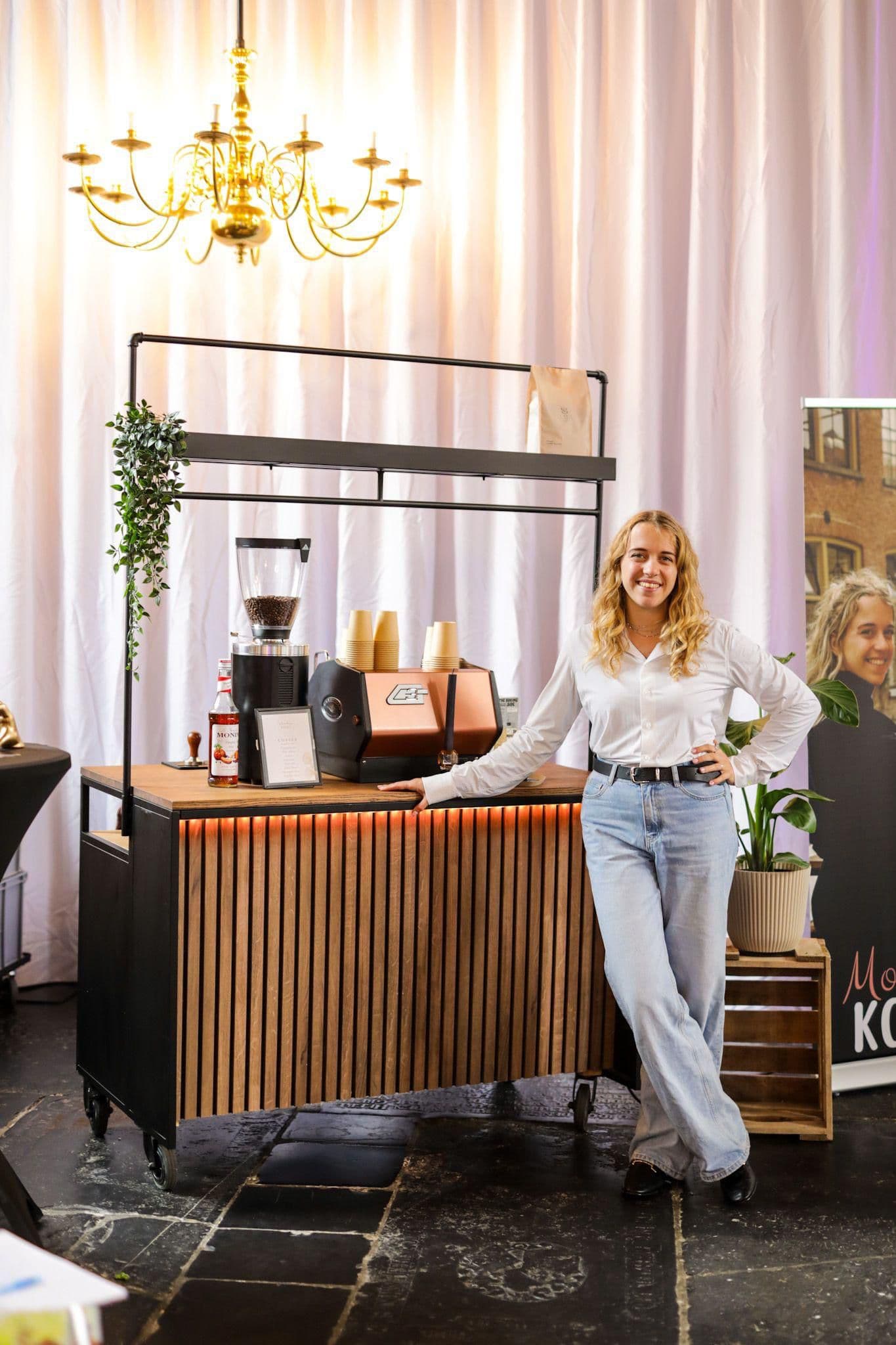 Lianne bij haar mobiele koffiebar